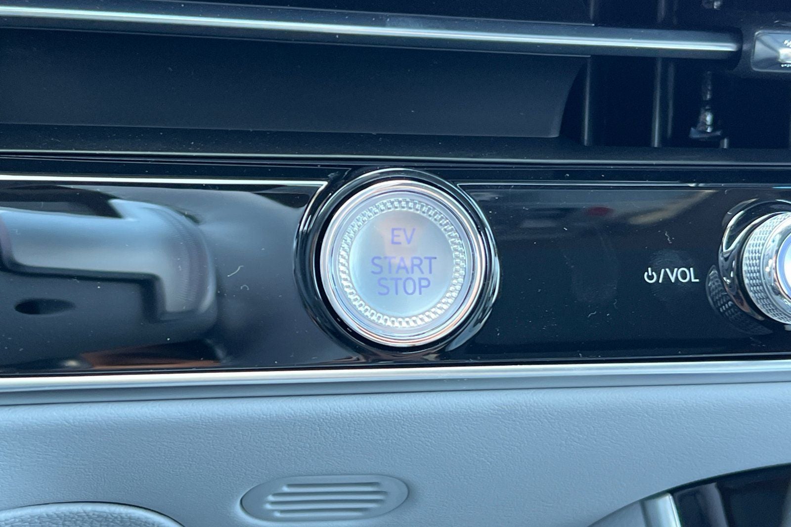 2026 Genesis Electrified GV70 STANDARD